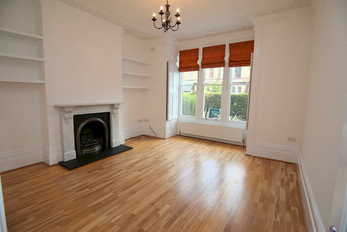 3 Bedroom Apartment To Rent In Finsbury Park Road, London, N4