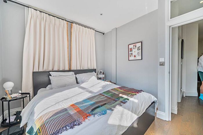 2 Bedroom Flat For Sale In Lofting Road, Islington, London, N1