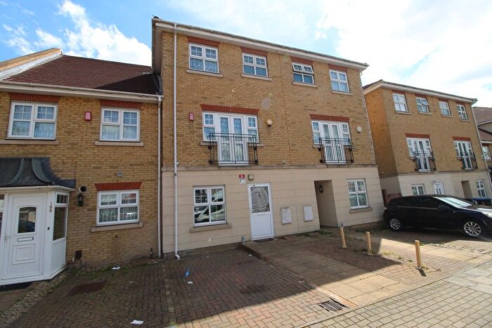 5 Bedroom Town House To Rent In De Havilland Road, Edgware, HA8
