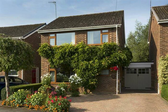 3 Bedroom Link Detached House For Sale In Orchard Close, Lower Brailes, Banbury, OX15