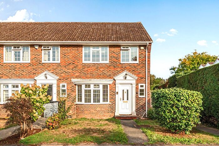 3 Bedroom End Of Terrace House For Sale In Winterdown Gardens, West End Village, KT10