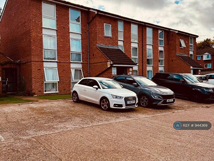 1 Bedroom Flat To Rent In Poplar Grove, London, N11