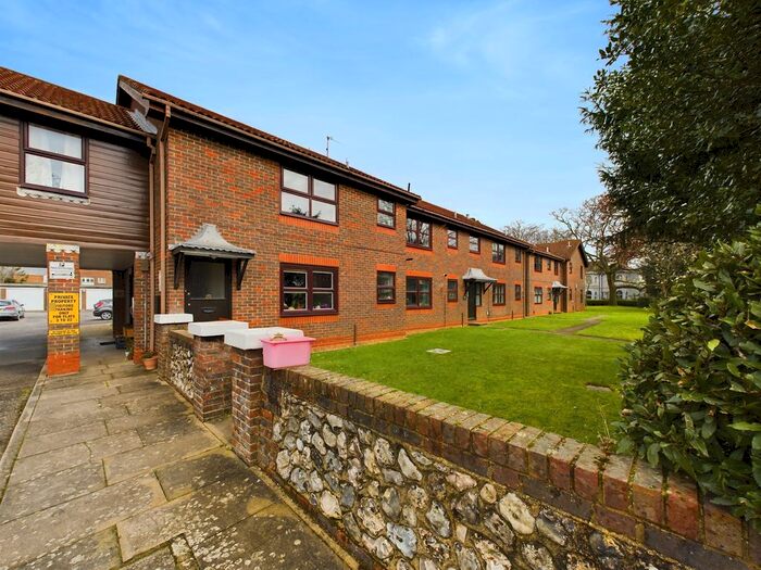 2 Bedroom Flat To Rent In Bulkington Avenue, Worthing, BN14