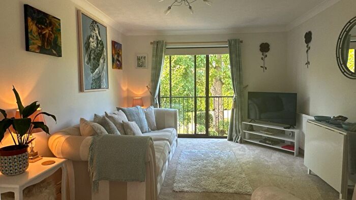 2 Bedroom Flat To Rent In Walnut Close, Long Crendon, Aylesbury, HP18
