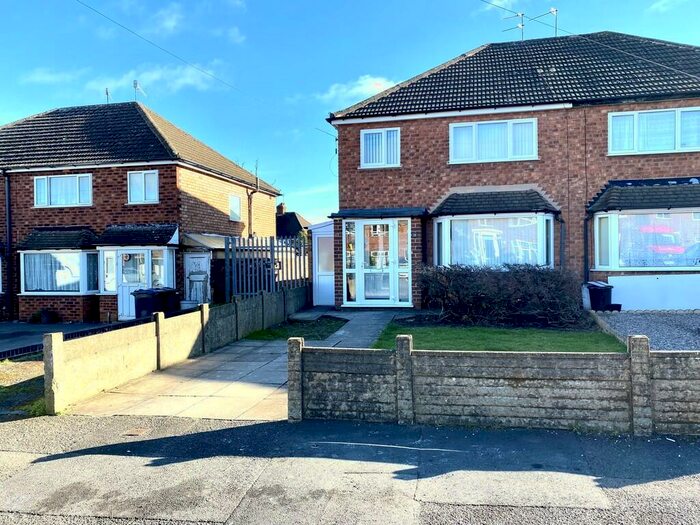 3 Bedroom Semi-Detached House To Rent In Birmingham, B45