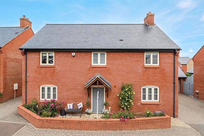 4 Bedroom Detached House For Sale In Paddock View, Old Stratford, MK19