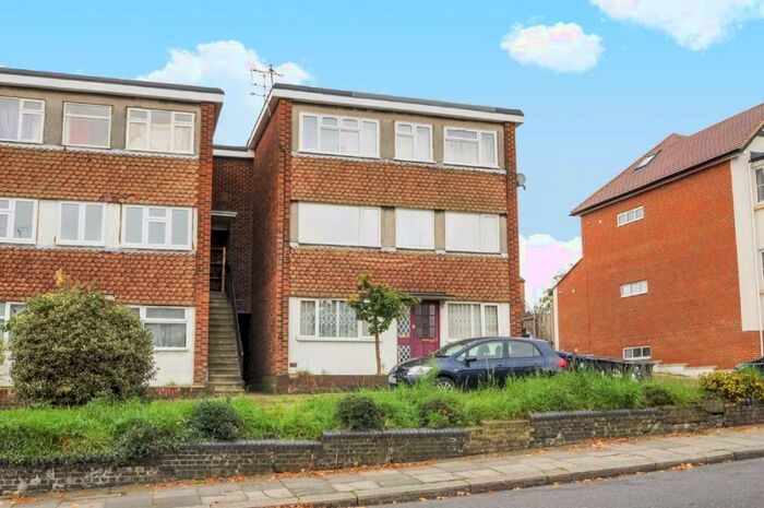 2 Bedroom Flat To Rent In Colney Hatch Lane, London, N10