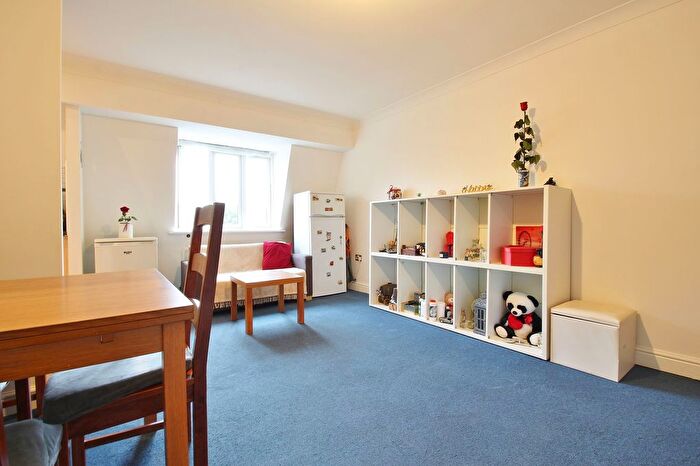 1 Bedroom Flat To Rent In Elizabeth Gardens, Isleworth, TW7