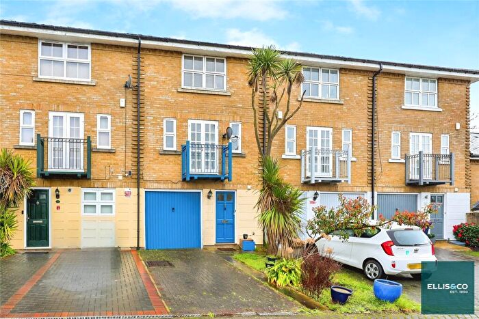 4 Bedroom Terraced House For Sale In Hampton Close, Friern Barnet, N11