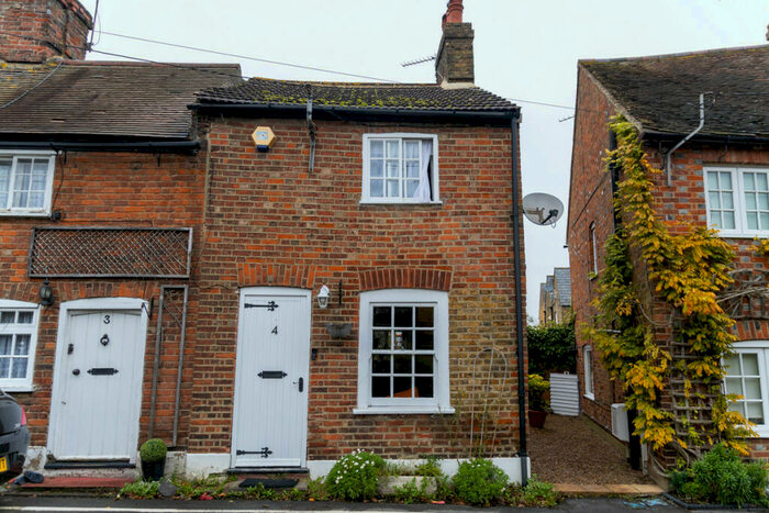 2 Bedroom End Of Terrace House For Sale In The Ridgeway, Gravesend, DA12