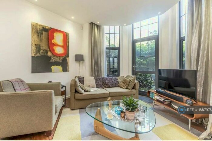 2 Bedroom Maisonette To Rent In Isabella Court, London, SW11