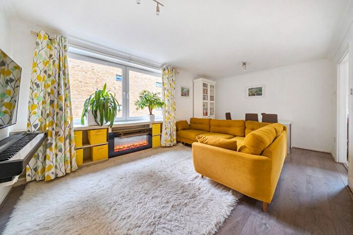 2 Bedroom Flat For Sale In Chiswick High Road, Chiswick, London, W4