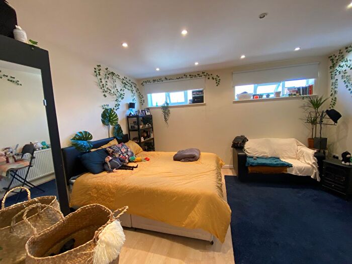 Studio To Rent In Finchley Road, London, NW11