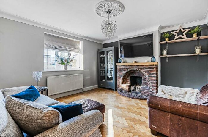 4 Bedroom Detached House For Sale In Green Curve, Banstead, SM7