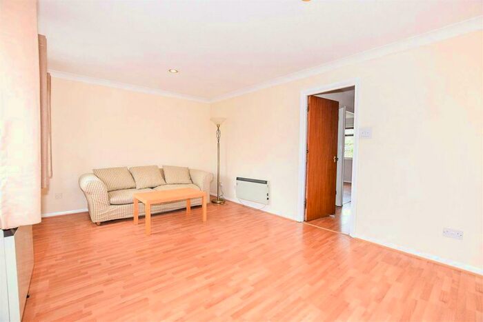 1 Bedroom Flat To Rent In University Road, Colliers Wood, SW19