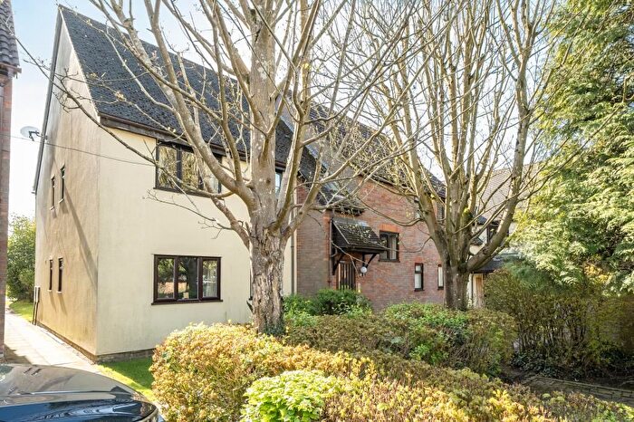 2 Bedroom Flat For Sale In Bovingdon, Hertfordshire, HP3