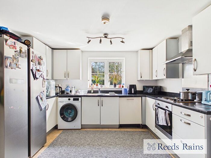 2 Bedroom Flat For Sale In Panyers Gardens, Dagenham, RM10