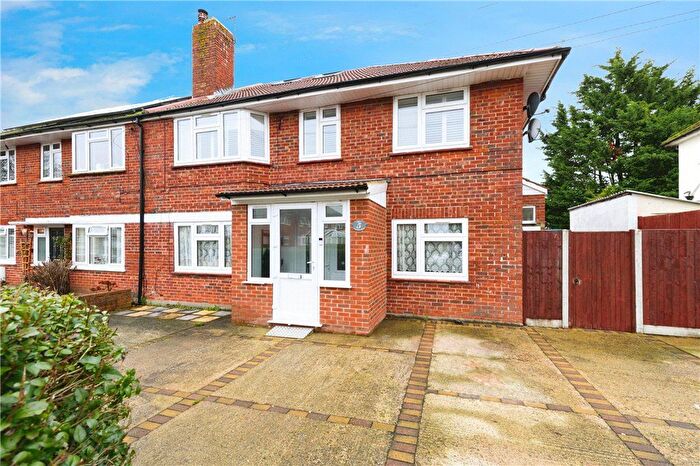 3 Bedroom Maisonette For Sale In North Downs Road, New Addington, Croydon, CR0