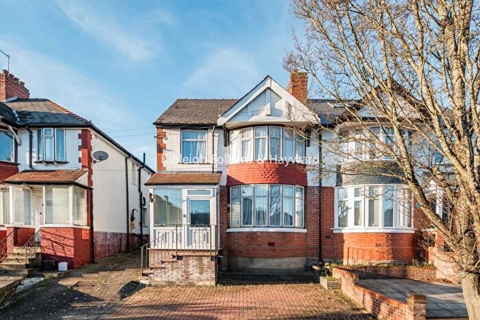 4 Bedroom Semi Detached House For Sale In Ferncroft Avenue, London, N12