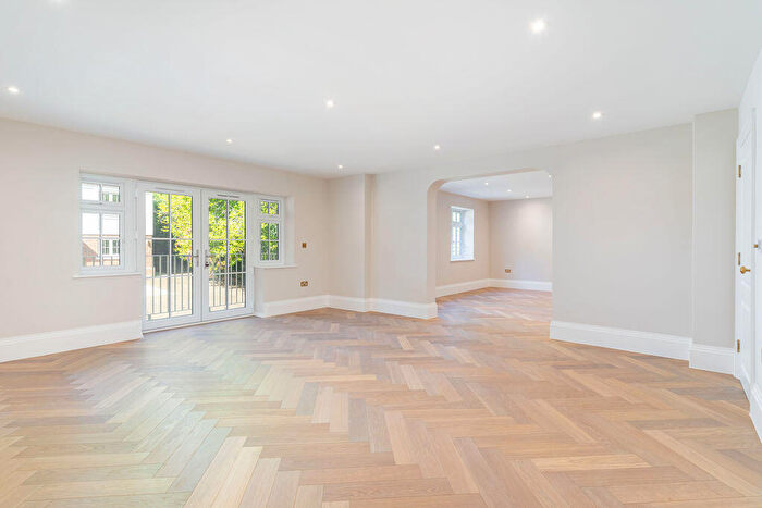 3 Bedroom Flat For Sale In Welcomes Road, Kenley, CR8