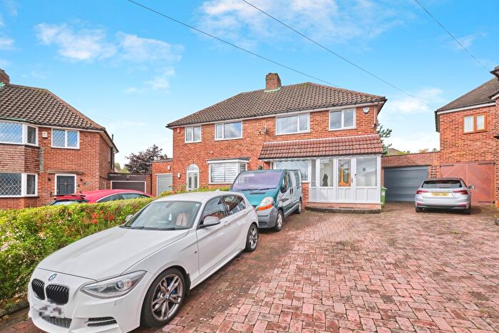 3 Bedroom Semi-detached House For Sale In Hogarth Close, Birmingham, B43
