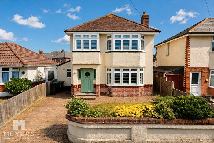 3 Bedroom Detached House For Sale In Avenue Road, Christchurch, BH23