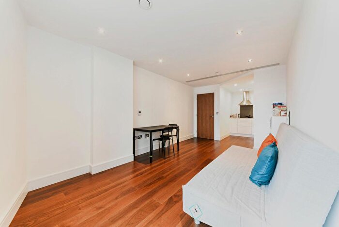 1 Bedroom Flat To Rent In Lincoln Plaza, London, E14