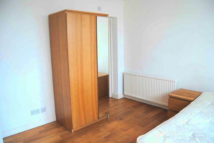 Studio To Rent In Queens Road, Hendon, London, NW4