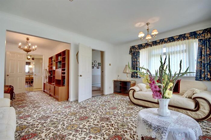 4 Bedroom Detached House For Sale In Murray Road, Horndean, PO8