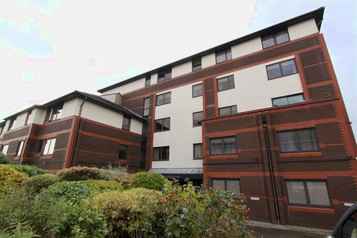 2 Bedroom Flat To Rent In Gordon Place, Southend On Sea, Essex SS1