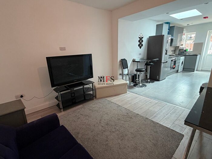 2 Bedroom Flat To Rent In Somerset Road, Southall, UB1