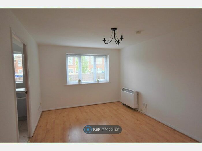 1 Bedroom Flat To Rent In Leigh Hunt Drive, London, N14