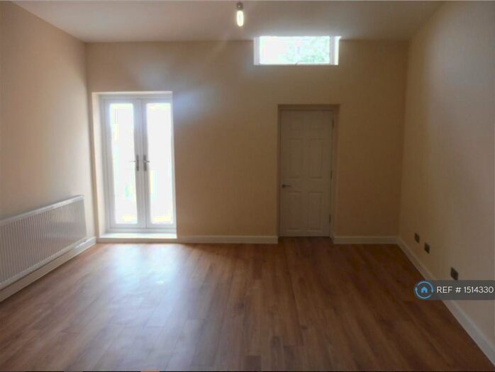 2 Bedroom Flat To Rent In High Street, Kingswood, Bristol, BS15