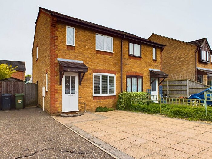 3 Bedroom Semi-detached House For Sale In St. Nicholas Close, Long Stratton, Norwich, NR15