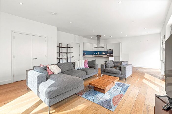 3 Bedroom Flat For Sale In Latimer Square, London, SE10