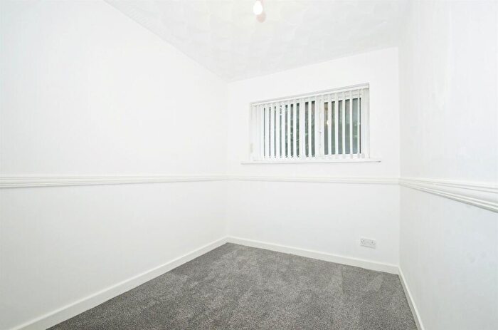 2 Bedroom Flat For Sale In Curlew Close, Cardiff, CF14