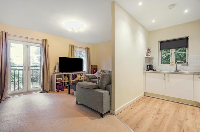 2 Bedroom Flat To Rent In Ralphs Ride, Bracknell, Berkshire, RG12