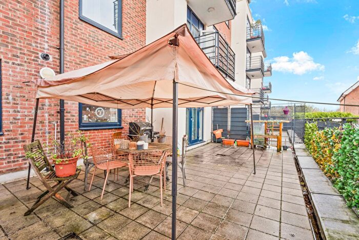 2 Bedroom Flat For Sale In Charter Quay, Kingston Upon Thames, KT1