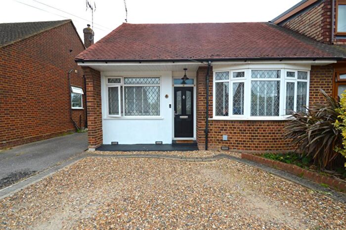 2 Bedroom Semi-Detached Bungalow For Sale In Craven Close, Rochford, SS4