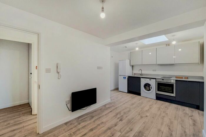 1 Bedroom Flat To Rent In Capstone Road, Downham, Bromley, BR1