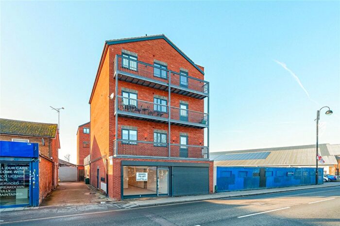 3 Bedroom Flat To Rent In High Street, Yiewsley, West Drayton, UB7