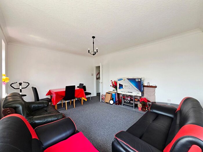 3 Bedroom Flat To Rent In London Road, Tooting, CR4