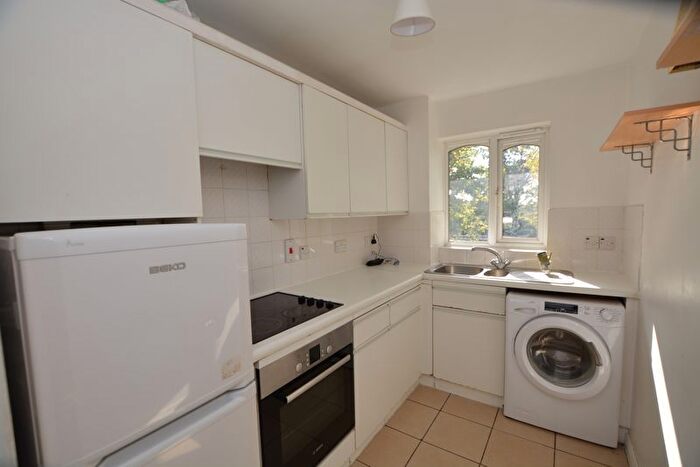 1 Bedroom Flat To Rent In Missenden Gardens, Slough, SL1