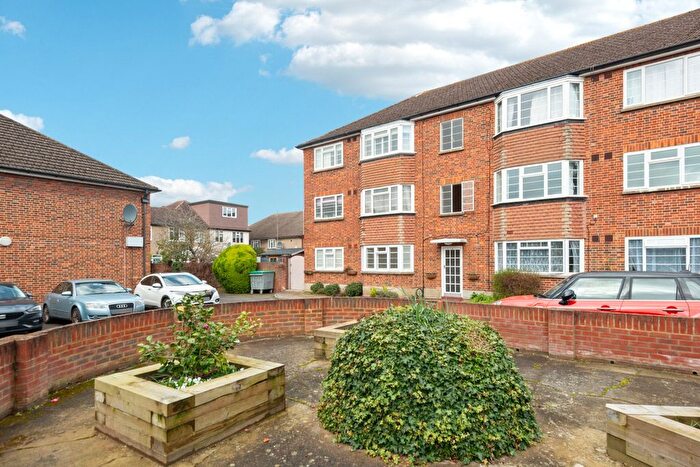2 Bedroom Flat For Sale In Park Gardens, Kingston Upon Thames, Surrey, KT2