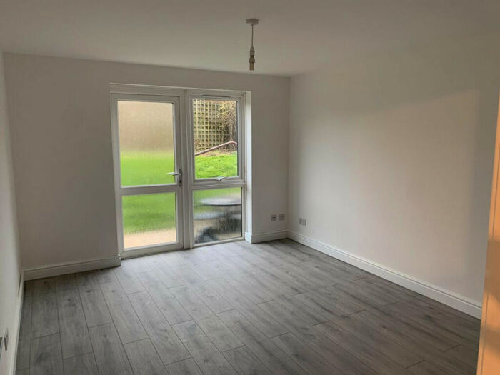1 Bedroom Flat To Rent In Granville Close, Billericay, Essex, CM12
