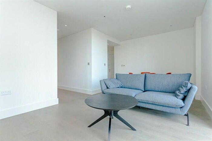 Flat To Rent In Gartons Way, SW11