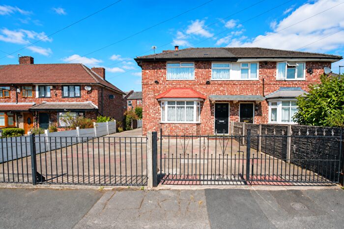 3 Bedroom Semi-Detached House For Sale In Wandsworth Avenue, Clayton, M11