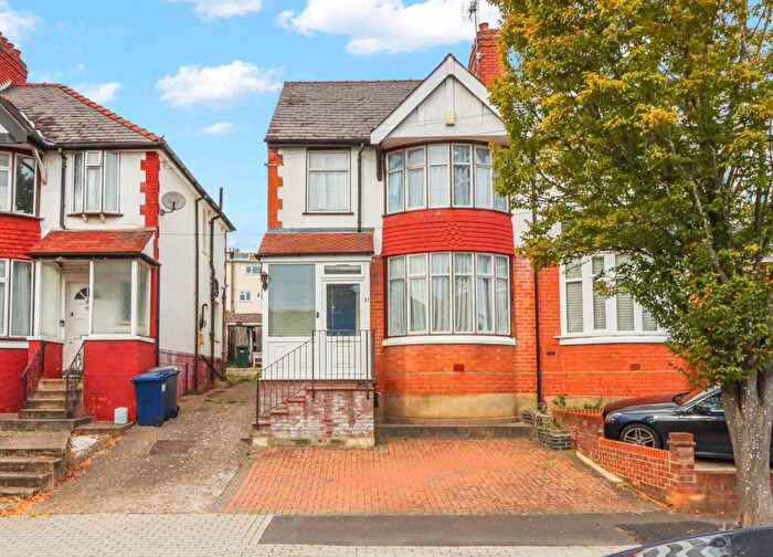 4 Bedroom Semi-Detached House For Sale In Ferncroft Avenue, London, N12