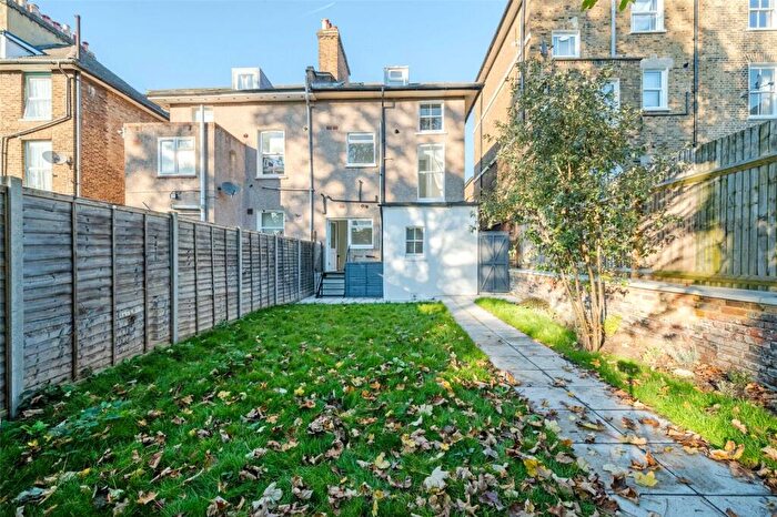 2 Bedroom Flat To Rent In Limes Grove, Lewisham, SE13