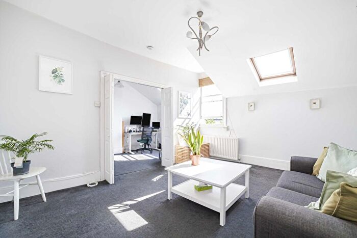 2 Bedroom Flat To Rent In Holmdene Avenue, Herne Hill, SE24